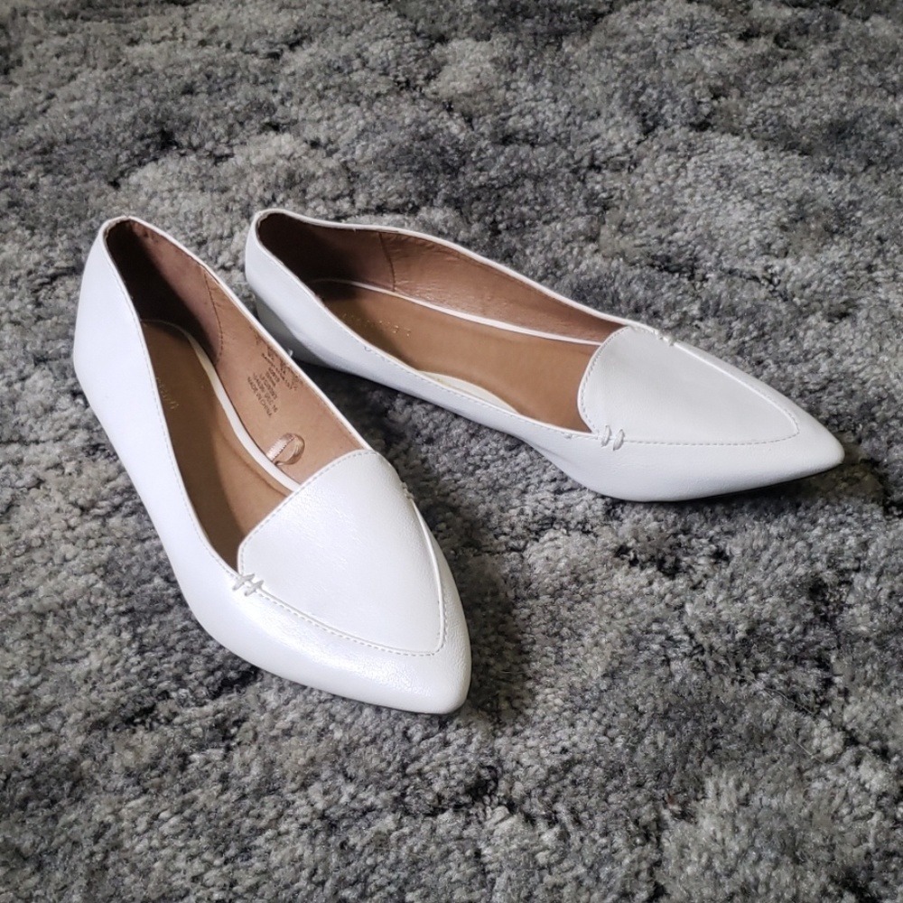 NWOT Attention White Flats Size 7